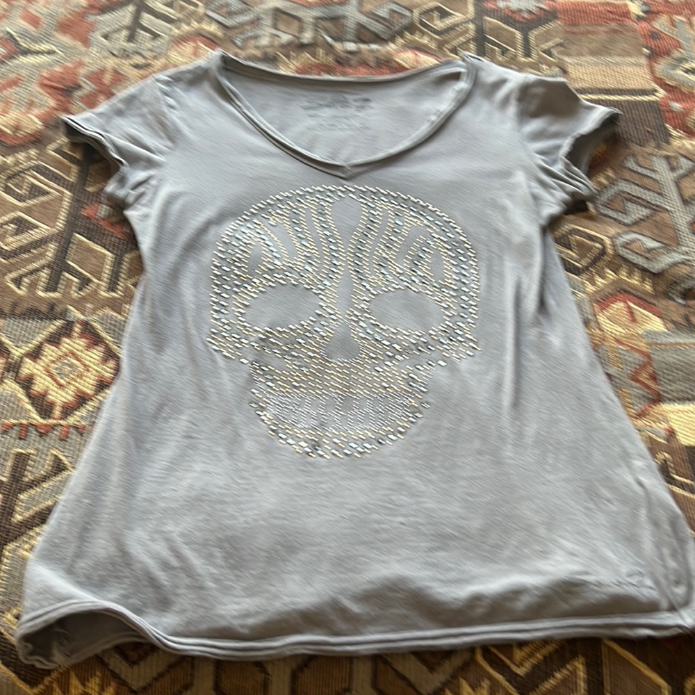Women’s gray t shirt with embossed skull